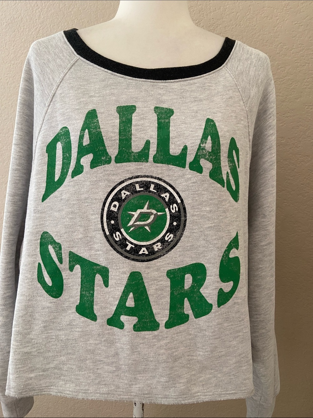 '47 NHL Women’s Dallas Stars Gray Pullover, Green Logo, black ribbed neckline.